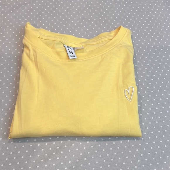 💛 NWOT Divided Yellow T-shirt with Embroidered Heart in Size Small - Picture 7 of 7